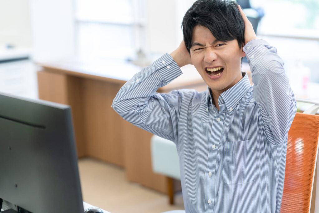 電子部品調達で失敗した男性社員のイメージ画像