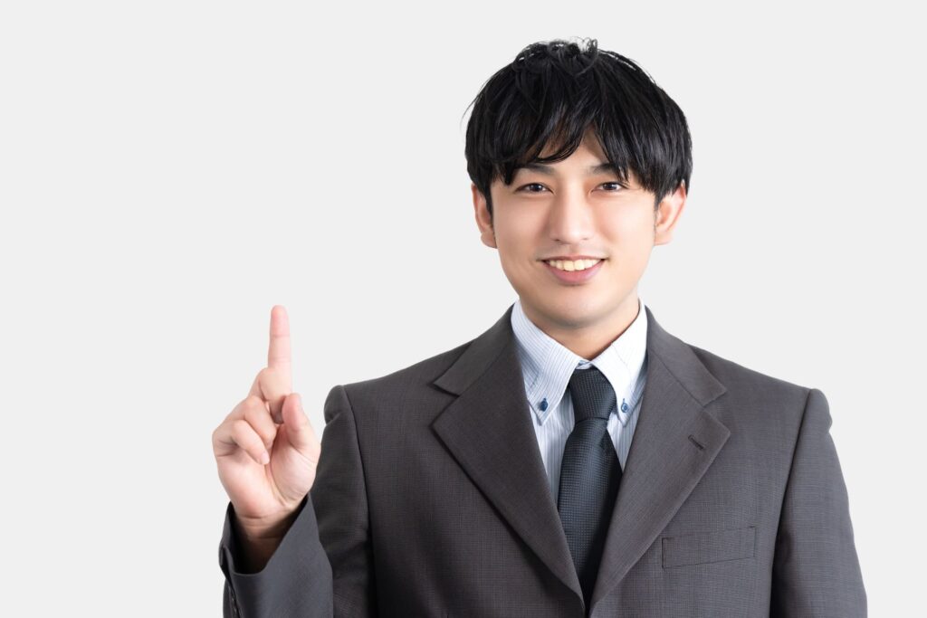 調達ミスを防ぐためのチェックポイントを説明する男性社員のイメージ画像